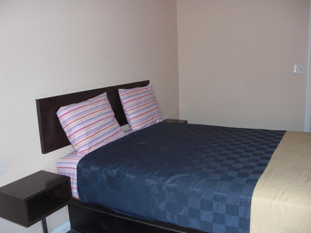 Tropicana Motel Compton Room photo